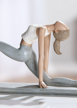 Figurina Decorativa Hannah, Yoga Lizard Pose, Rasina Sintetica, Alb si Gri Deschis